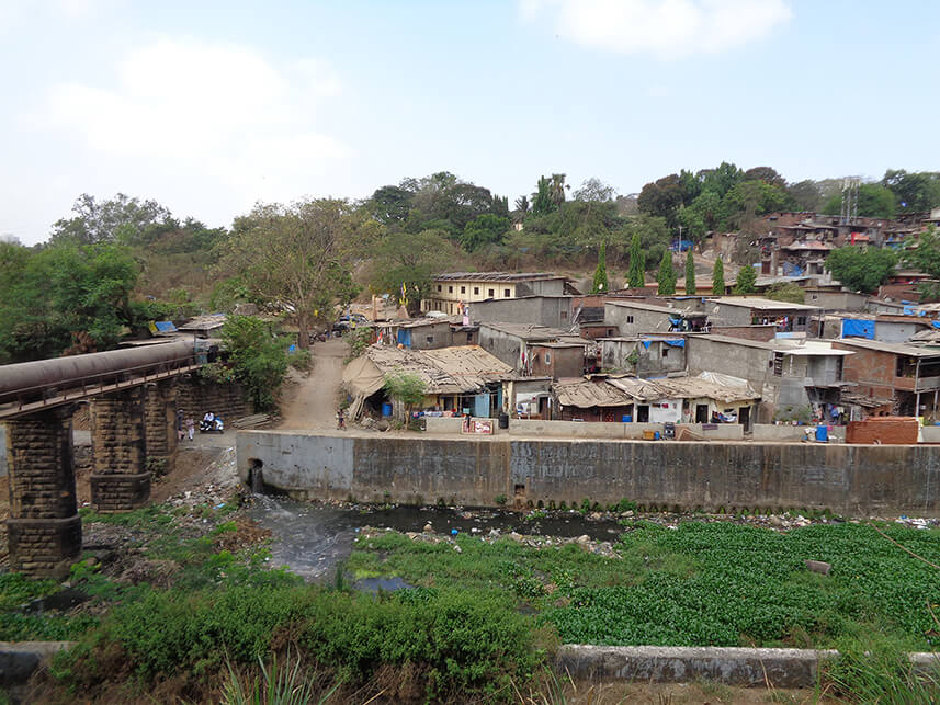 Mithi River side view at the Filterpada settlement.
