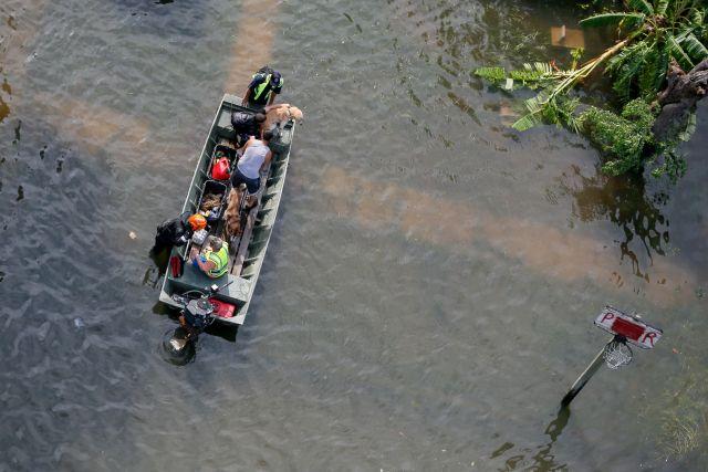 Escapees from hurricane flooding. (Flickr/SC National Guard)