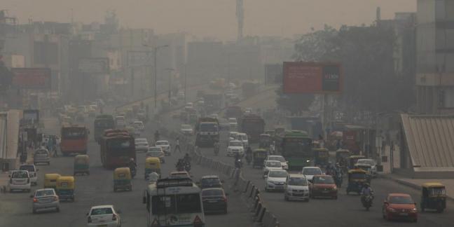 Delhi has suffered high levels of air pollution for many years now, particularly due to stubble burning in its neighbouring states during the winter season. Vehicles drive through smog in New Delhi, India, November 8, 2018. Photo: Anushree Fadnavis/Reuters