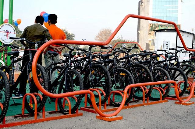 The Seeds for Change project in Gurugram, India, reclaimed four car parking spots to make space for 40 bicycles. Photo by Amit Bhatt/WRI