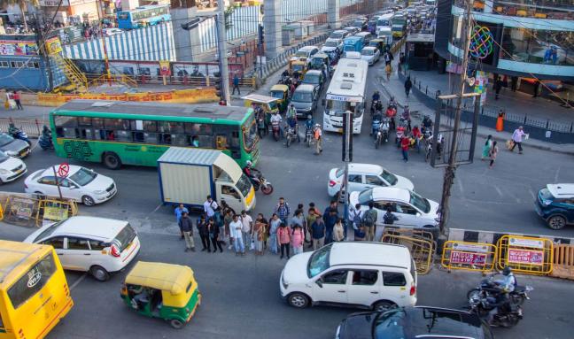 Pedestrians crossing under unsafe conditions at Outer Ring Road, Bengaluru. Photo by Pravar Chaudhary/WRI India.