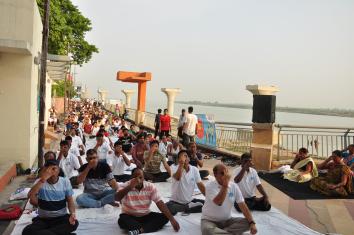 Diverse public space uses along Patna Riverfront, India. Photo by NMCG.