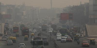 Delhi has suffered high levels of air pollution for many years now, particularly due to stubble burning in its neighbouring states during the winter season. Vehicles drive through smog in New Delhi, India, November 8, 2018. Photo: Anushree Fadnavis/Reuters