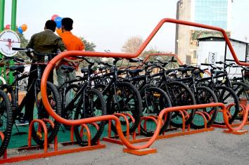 The Seeds for Change project in Gurugram, India, reclaimed four car parking spots to make space for 40 bicycles. Photo by Amit Bhatt/WRI
